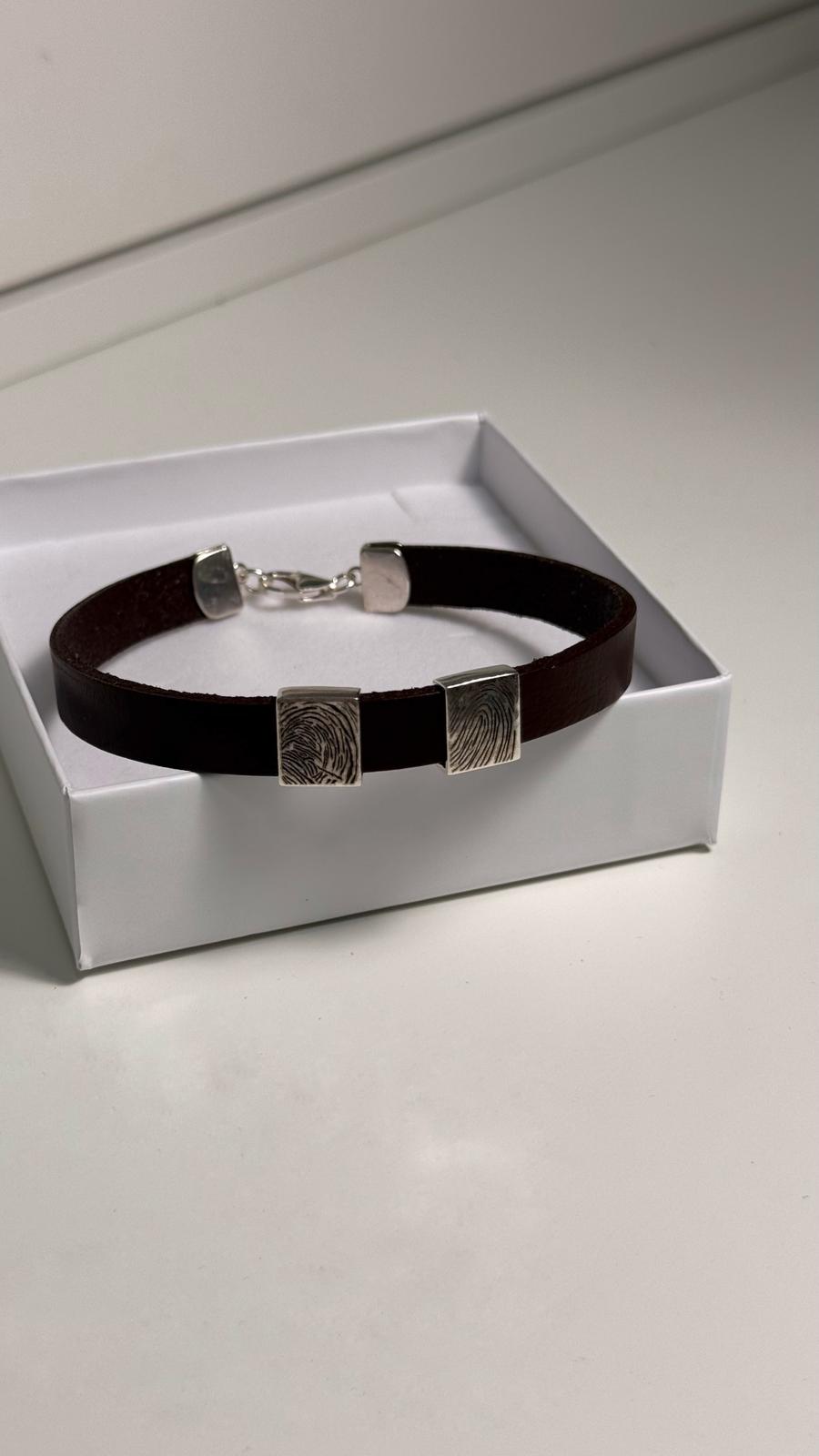 צמיד עור בתוספת חריטת טביעות אצבע