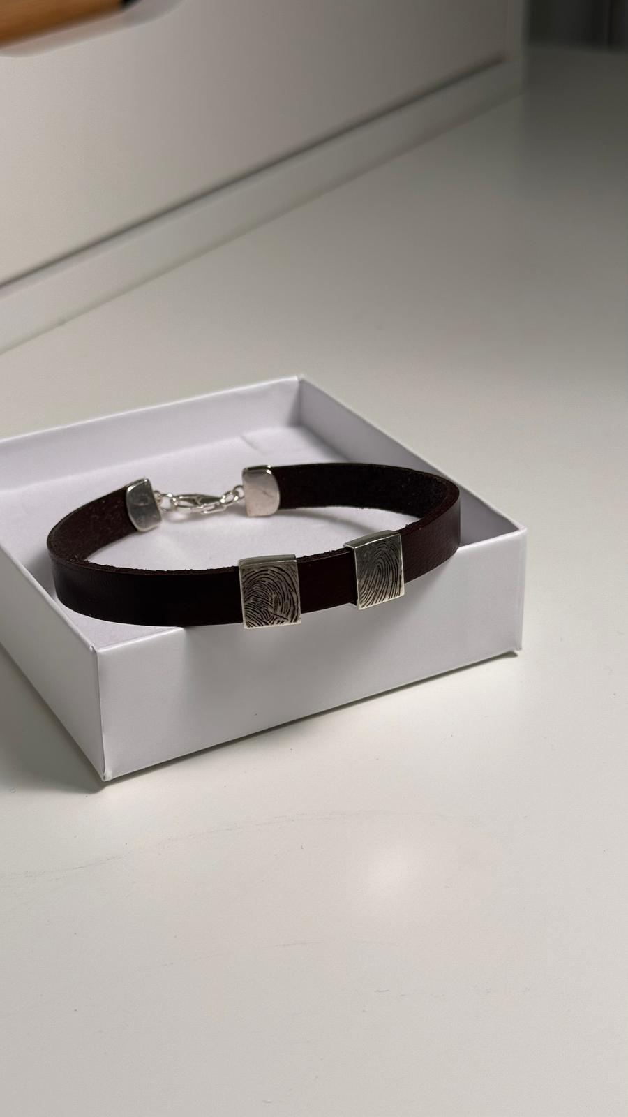 צמיד עור בתוספת חריטת טביעות אצבע