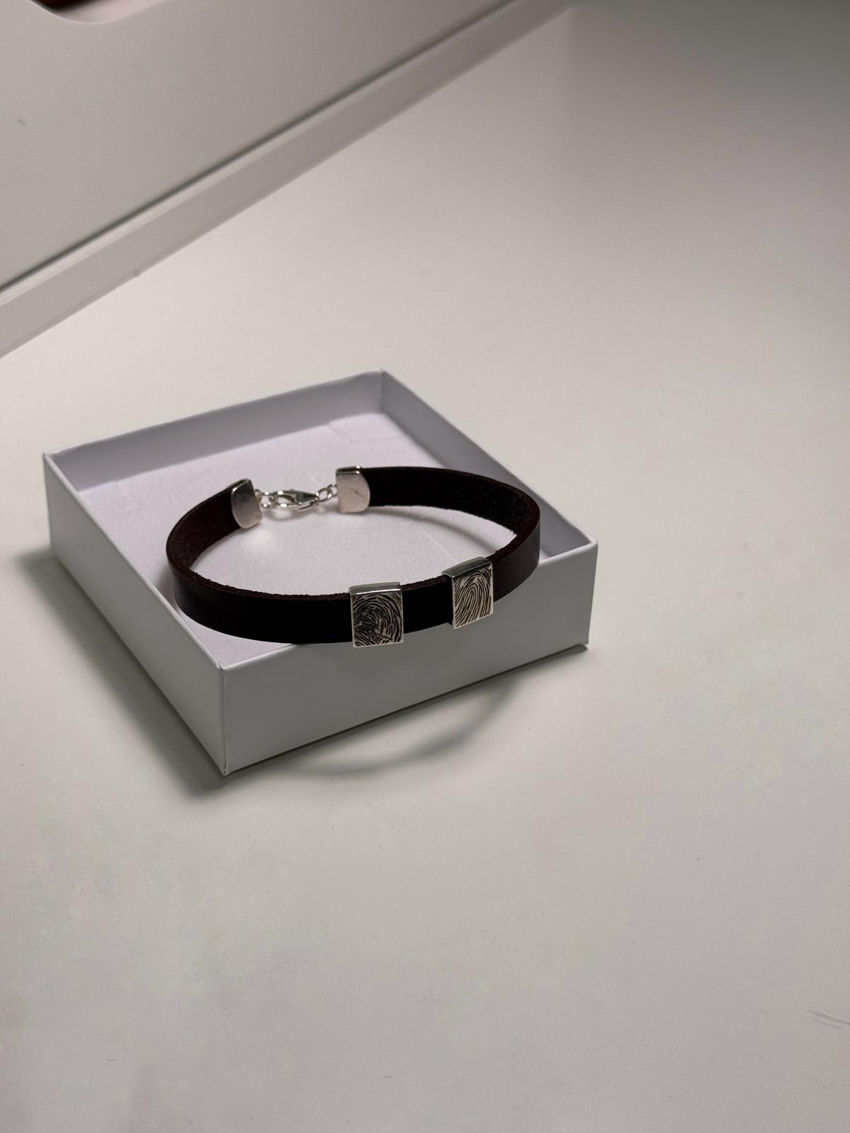 צמיד עור בתוספת חריטת טביעות אצבע