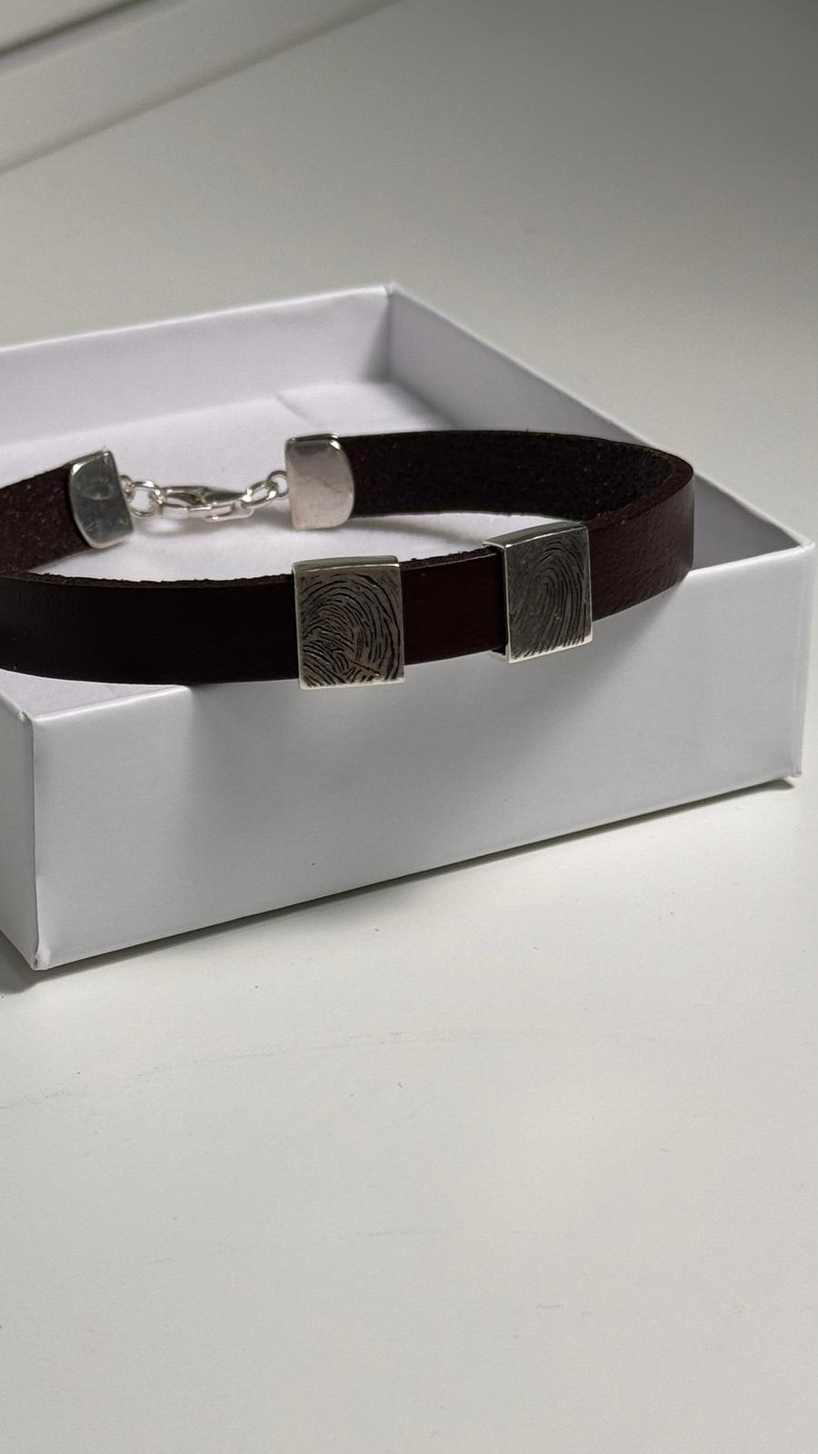 צמיד עור בתוספת חריטת טביעות אצבע